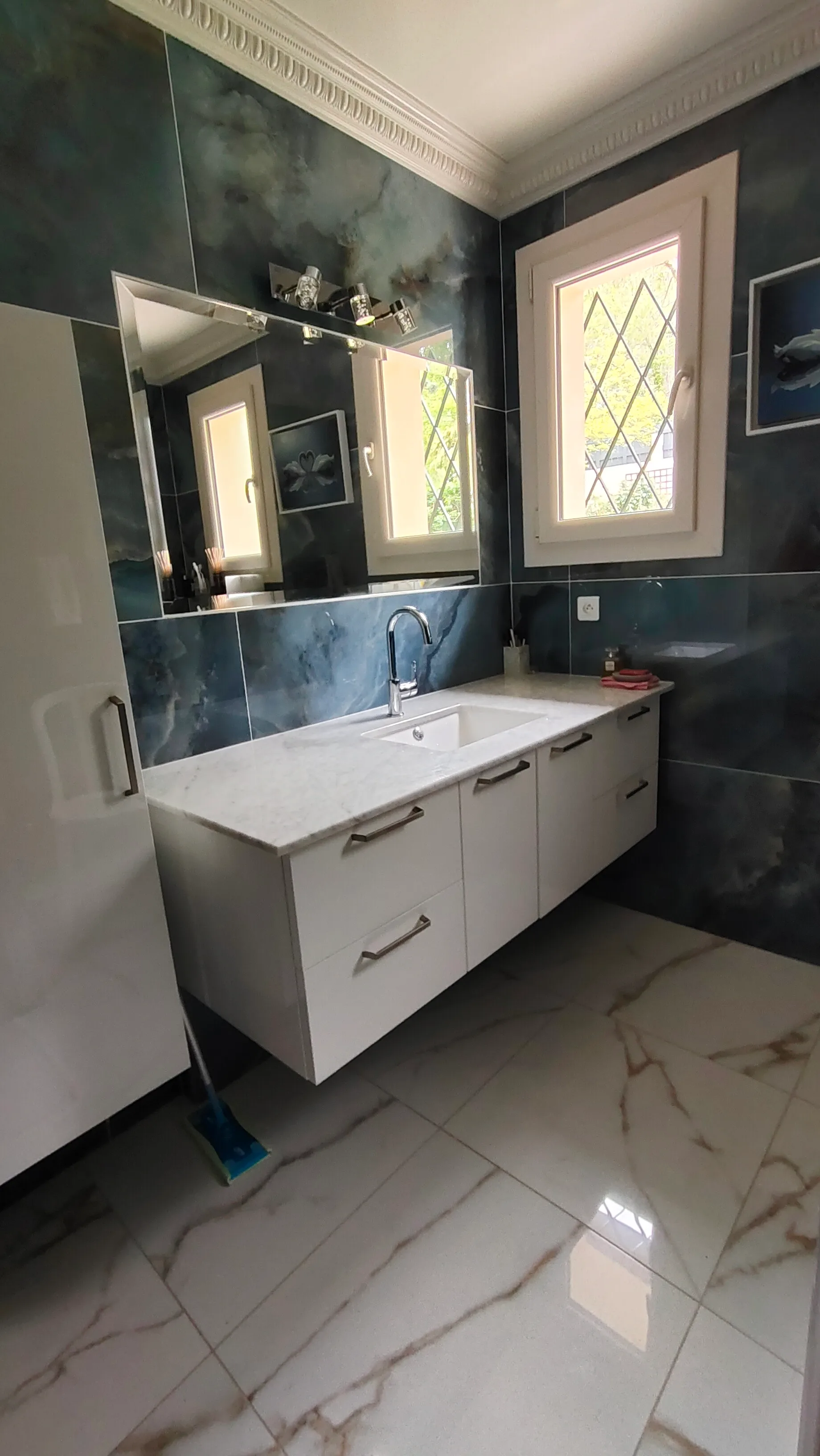 Salle de bain avec plan vasque en marbre blanc et carrelage onyx bleu