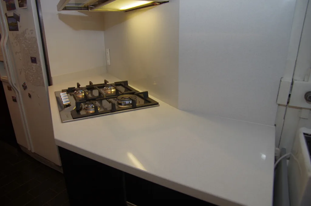 Plan de travail et crédence en quartz Silestone Blanco Norte